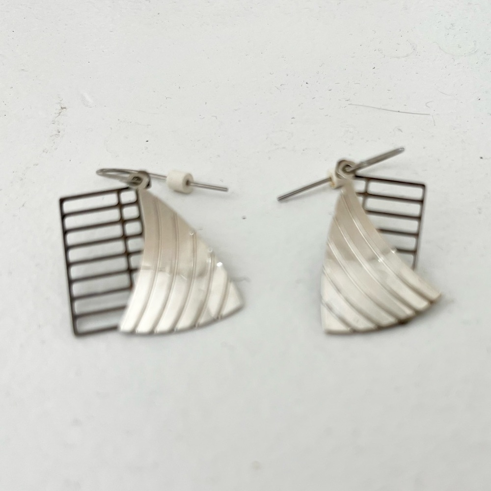 🎁FREE GIFT WITH PURCHASE Silver Sculpture Dangle Layered Earrings